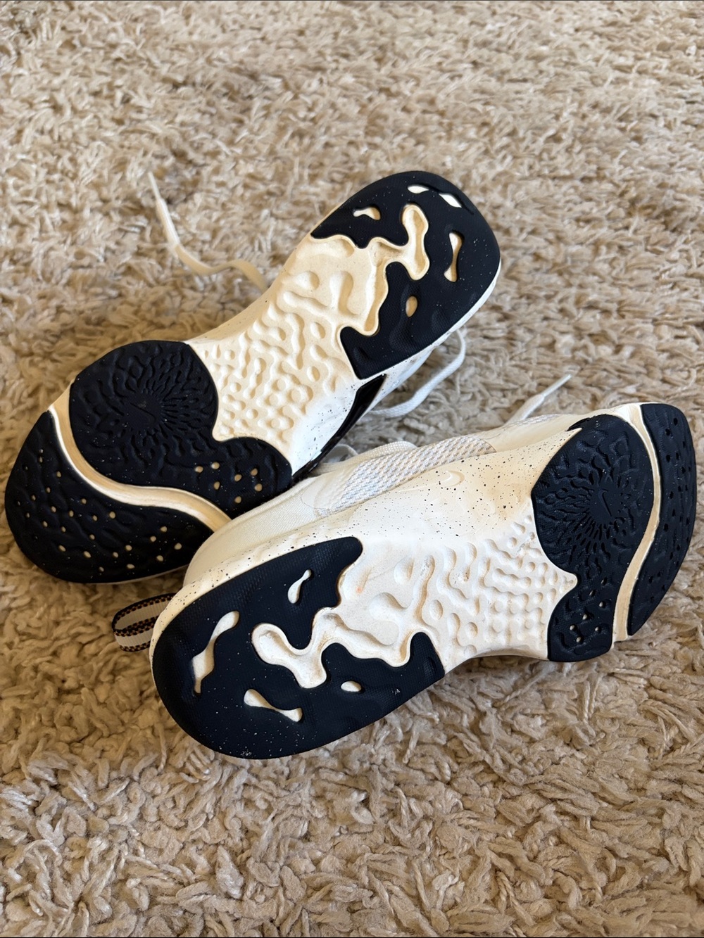 Nike Women’s White Mesh Athletic Sneakers with Metallic Gold Swoosh - Picture 5 of 8